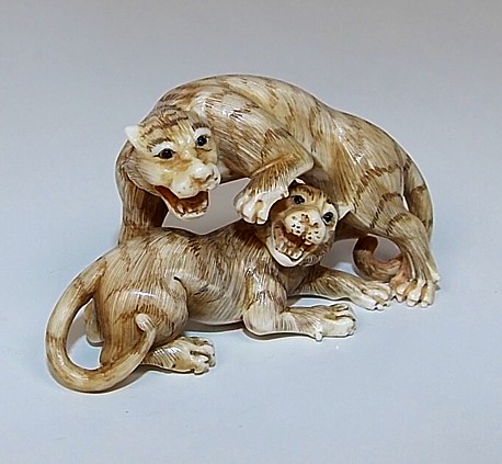  нэцкэ из слоновой кости Играющие Тигры, эпоха Мэйдзи