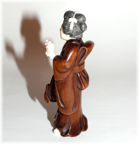 нэцкэ из слоновой кости и дерева Дама с цветами