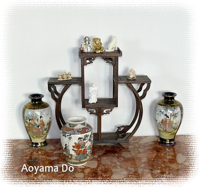 японская резная деревянная полочка для нэцкэ