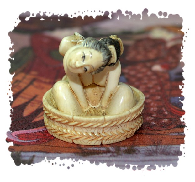 антикварная нэцкэ Женщина в бане, 1830-е гг.