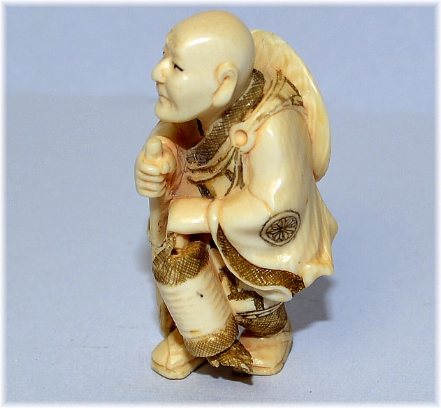 японская антикварная нэцка из слоновой кости Путник с посохом в руке