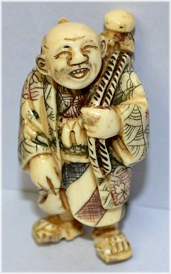 японская нэцкэ эпохи Мэйдзи Мужчина с зонтиком за спиной