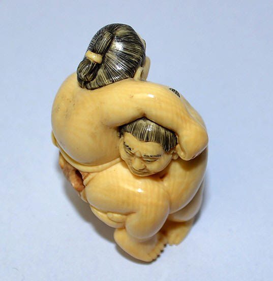 Борцы Сумо, японская подписная нэцкэ из слоновой кости, 1920-е гг.