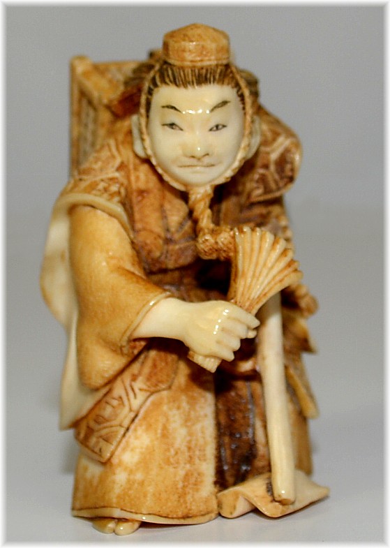 японская антикварная подписная нэцкэ из слоновой кости