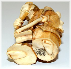 японская антикварная подписная нэцка из слоновой кости