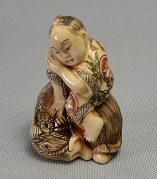 подписная антикварная нэцкэ из слоновой кости Мальчик на быке