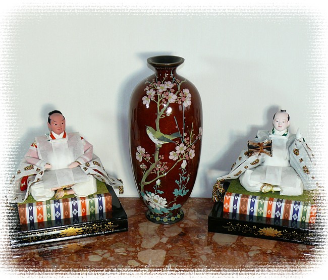 японское искусство: антикварная ваза клуазон и две парные старинные куклы